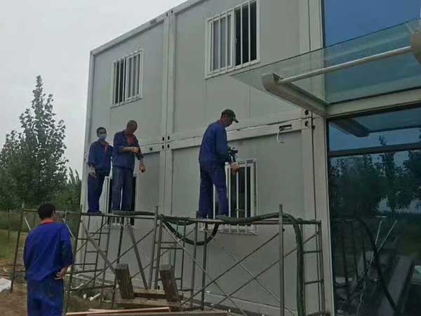 輕鋼房屋保溫聚氨酯發泡噴涂機(圖2) 輕鋼房屋外墻保溫聚氨酯發泡噴涂施工